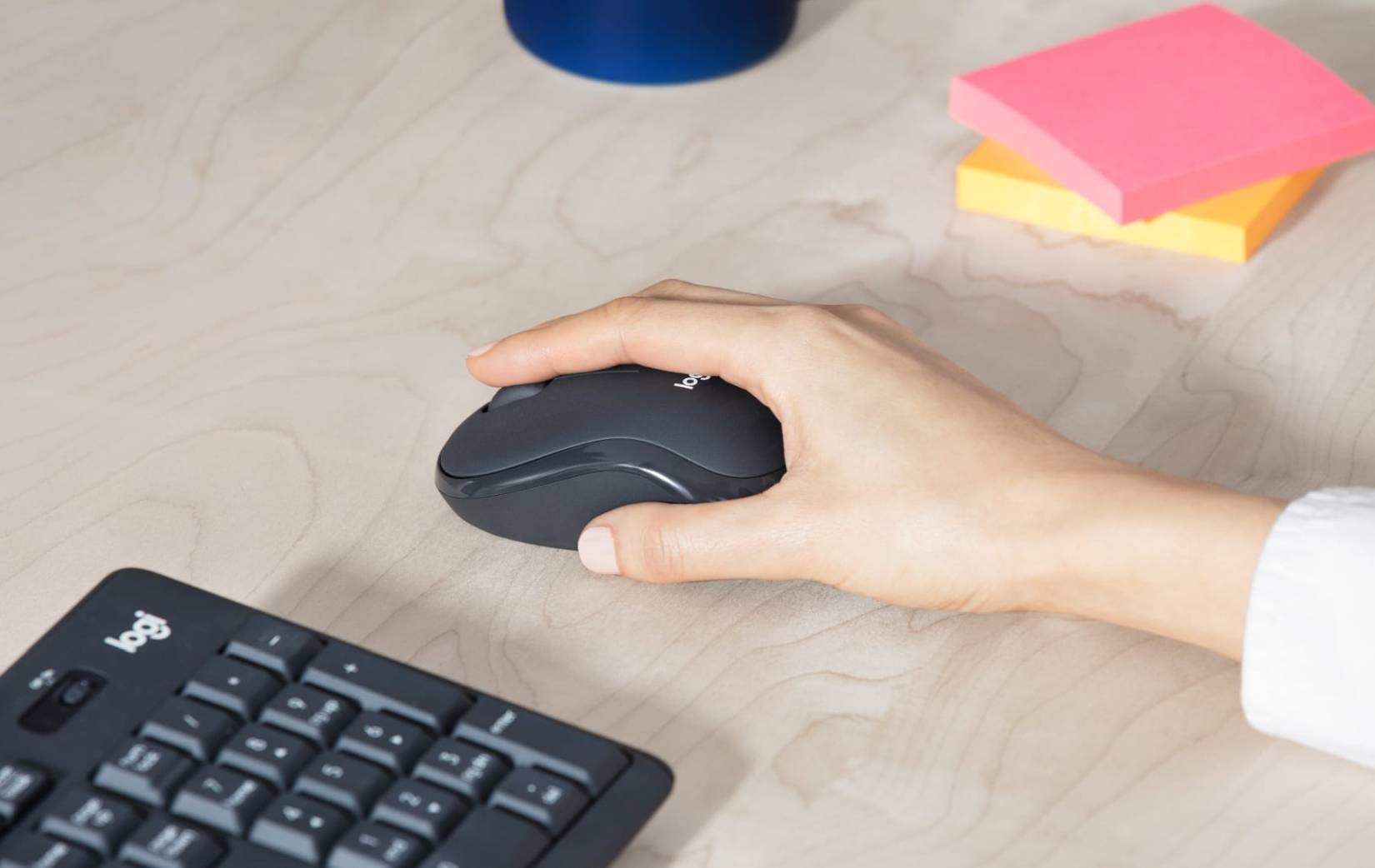 https://resource.logitech.com/w_1800,h_1800,c_limit,q_auto,f_auto,dpr_1.0/content/dam/logitech/en/products/combos/mk295-keyboard-mouse-combo/mk295-feature-03.jpg?v=1